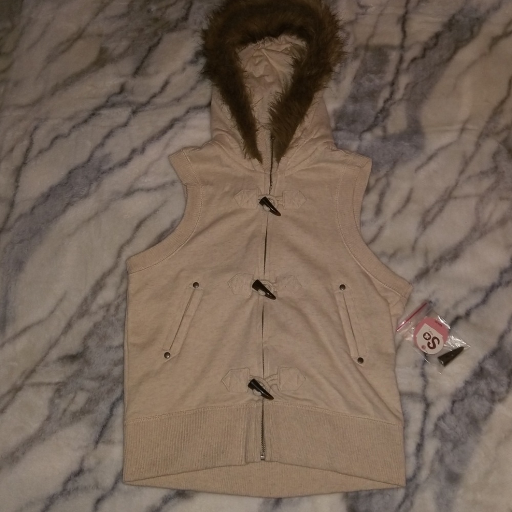 NWT Cute Fur Trim Vest!